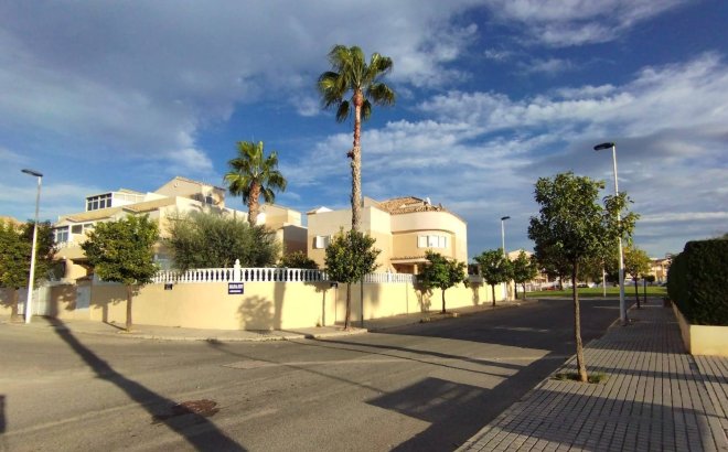Resale - Villa -
Torrevieja - La Siesta - El Salado - Torreta
