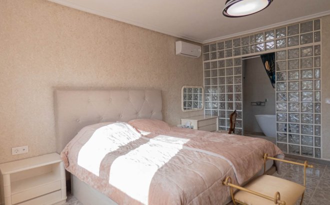 Herverkoop - Villa -
San Miguel de Salinas - Inland