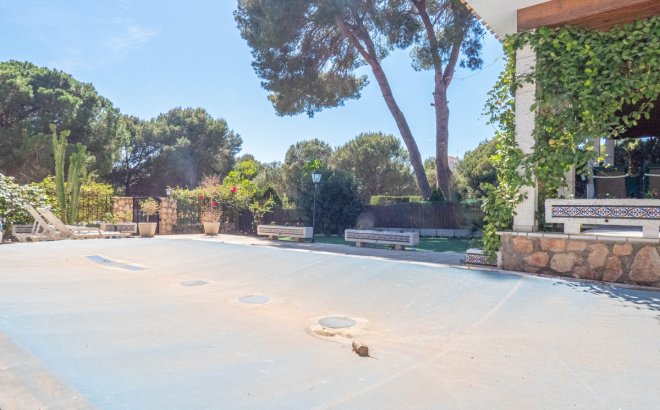 Resale - Villa -
Dehesa de Campoamor - Costa Blanca