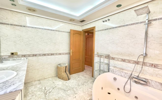 Revente - Penthouse -
Torrevieja - Centro