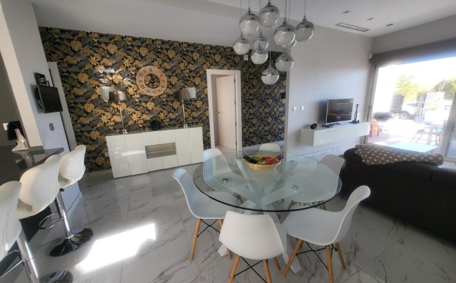 Resale - Villa -
Villamartin - Costa Blanca