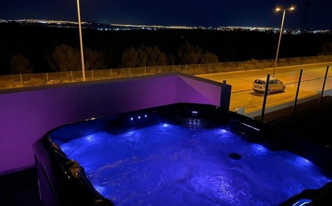 Resale - Villa -
Villamartin - Costa Blanca