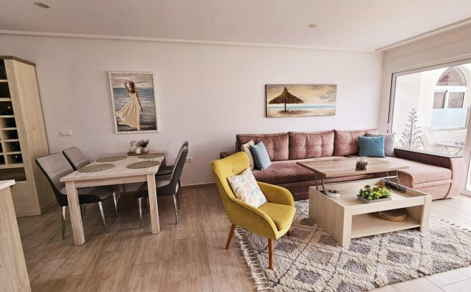 Resale - Dúplex -
Torrevieja - La Siesta