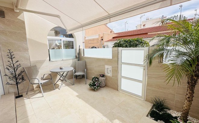 Resale - Dúplex -
Torrevieja - La Siesta