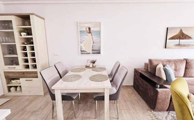 Resale - Dúplex -
Torrevieja - La Siesta