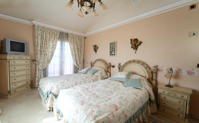 Herverkoop - Villa -
Orihuela Costa - Campoamor