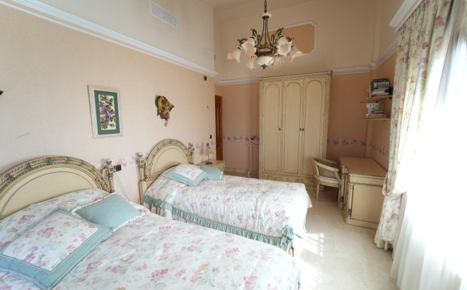 Herverkoop - Villa -
Orihuela Costa - Campoamor