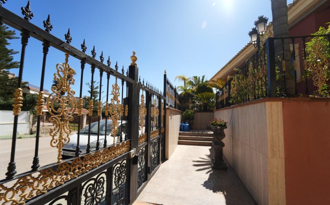 Herverkoop - Villa -
Orihuela Costa - Campoamor