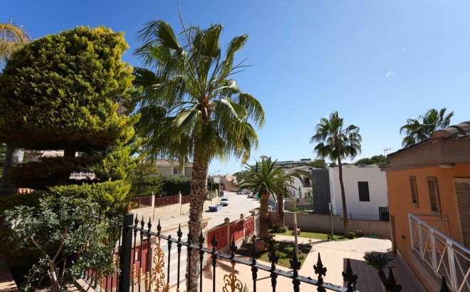 Herverkoop - Villa -
Orihuela Costa - Campoamor