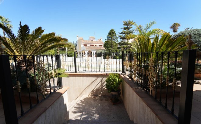 Herverkoop - Villa -
Orihuela Costa - Campoamor
