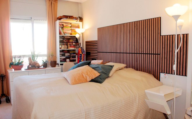 Resale - Villa -
Villamartin - Costa Blanca