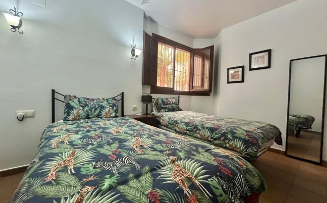 Resale - Bungalow -
Torrevieja - Punta Prima