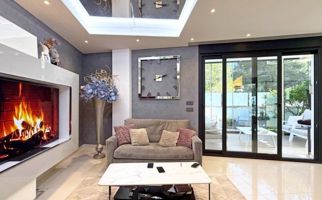 Resale - Villa -
Orihuela Costa - Costa Blanca