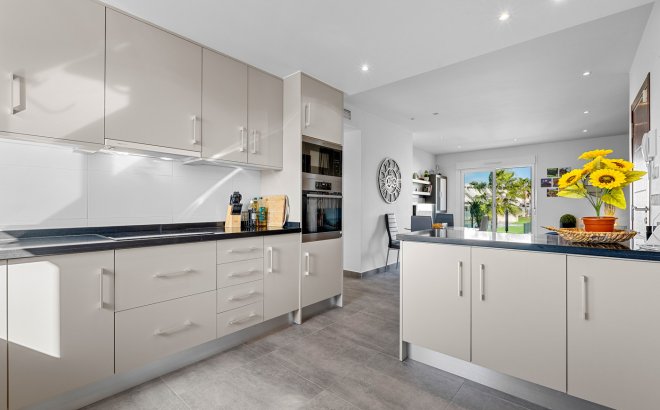 Resale - Bungalow -
Torrevieja - Costa Blanca