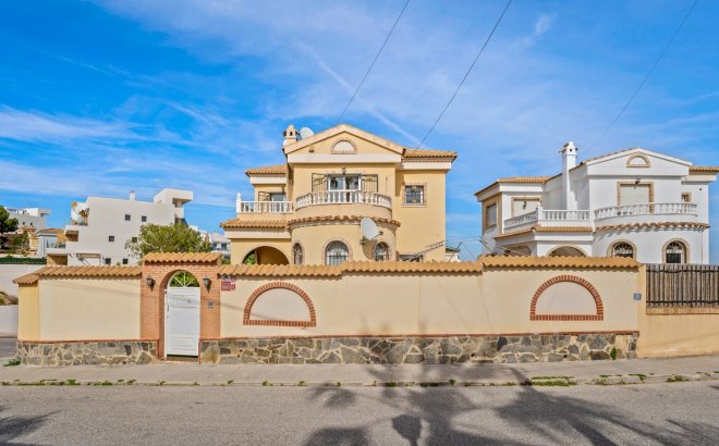Resale - Villa -
Orihuela Costa - Costa Blanca
