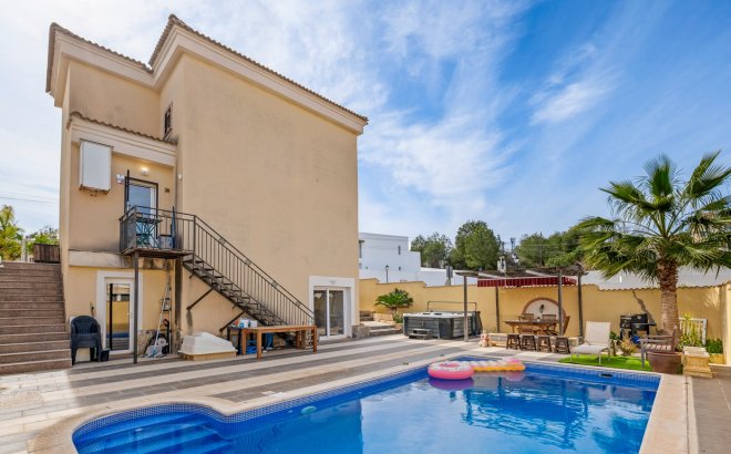 Resale - Villa -
Orihuela Costa - Costa Blanca