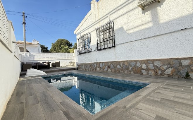 Resale - Villa -
Villamartin - Costa Blanca