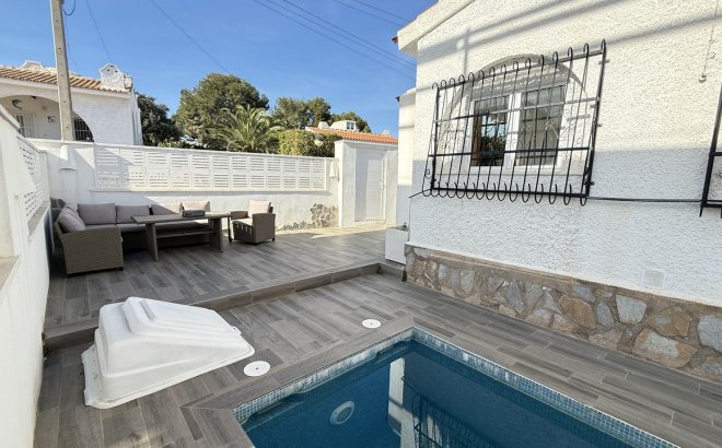 Resale - Villa -
Villamartin - Costa Blanca