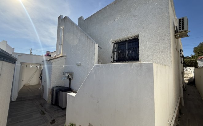 Resale - Villa -
Villamartin - Costa Blanca