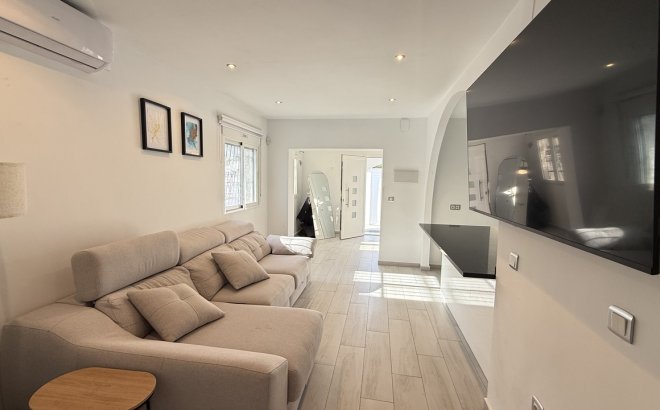 Resale - Villa -
Villamartin - Costa Blanca