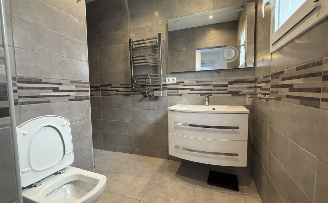 Resale - Villa -
Villamartin - Costa Blanca