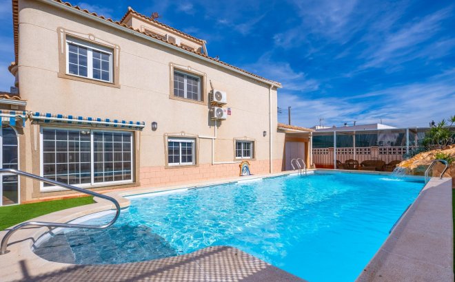 Resale - Villa -
Torrevieja - El Chaparral