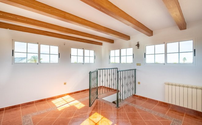 Resale - Villa -
Torrevieja - El Chaparral