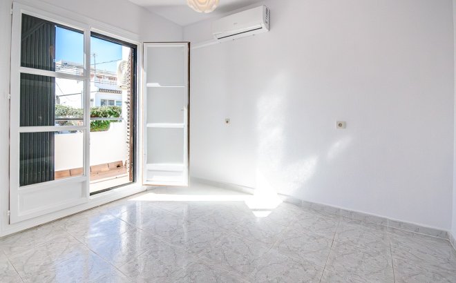 Resale - Villa -
San Miguel de Salinas - Inland