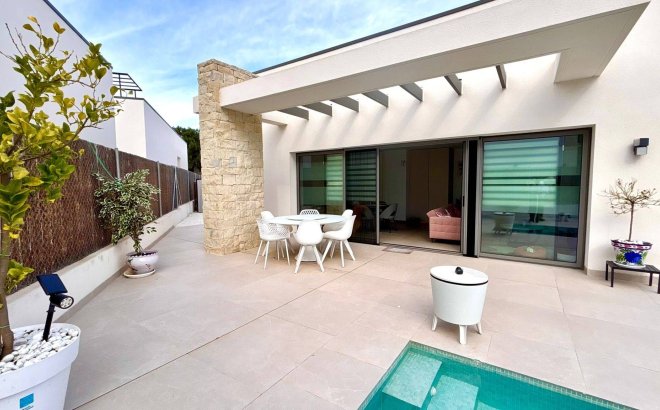 Herverkoop - Villa -
San Miguel de Salinas - Urbanizacion Blue Lagoon