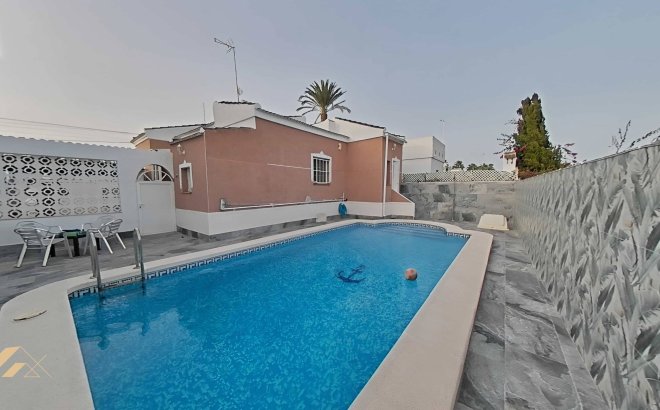 Resale - Villa -
Torrevieja - San Luis