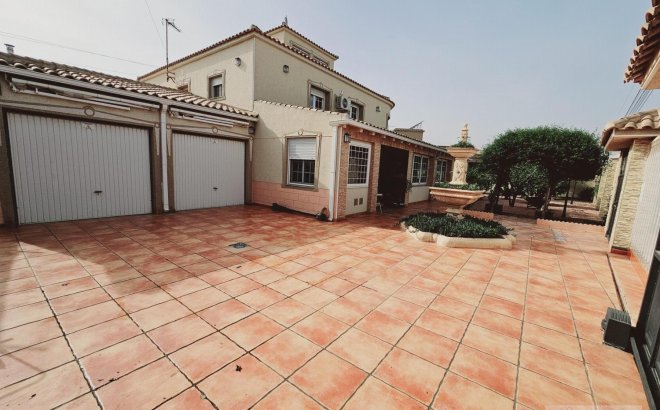 Resale - Villa -
Torrevieja - La Siesta - El Salado - Torreta