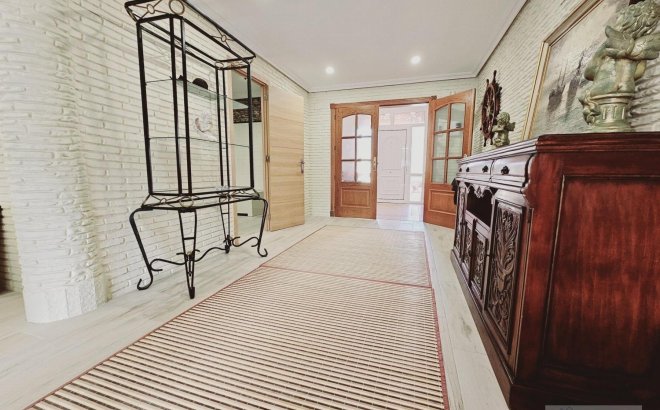 Resale - Villa -
Torrevieja - La Siesta - El Salado - Torreta