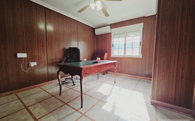 Resale - Villa -
Torrevieja - La Siesta - El Salado - Torreta