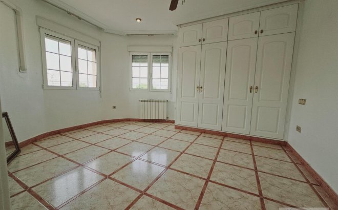 Resale - Villa -
Torrevieja - La Siesta - El Salado - Torreta