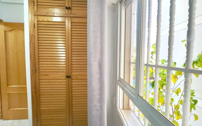 Herverkoop - Appartement -
Torrevieja - Playa del Cura