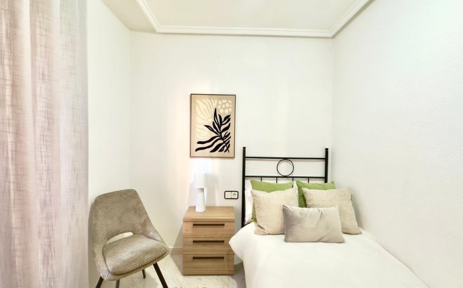 Herverkoop - Appartement -
Torrevieja - Playa del Cura