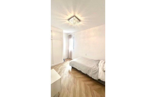 Resale - Apartment -
Torrevieja - Centro