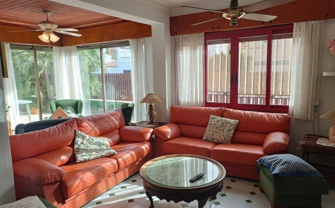 Resale - Villa -
Orihuela Costa - Campoamor