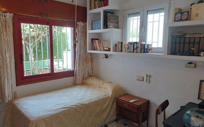 Resale - Villa -
Orihuela Costa - Campoamor