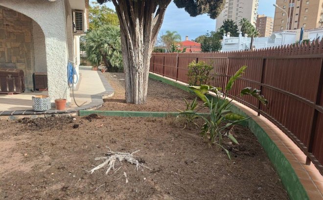 Resale - Villa -
Orihuela Costa - Campoamor