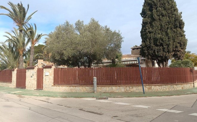 Resale - Villa -
Orihuela Costa - Campoamor