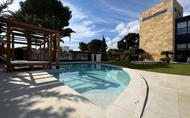 Resale - Villa -
Orihuela Costa - Altos De Campoamor