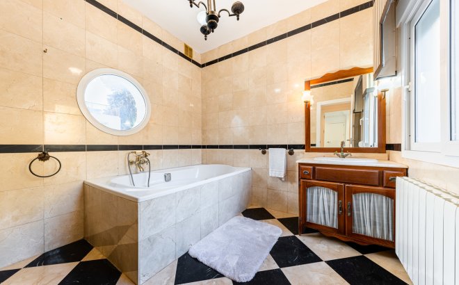 Herverkoop - Villa -
Dehesa de Campoamor - Costa Blanca