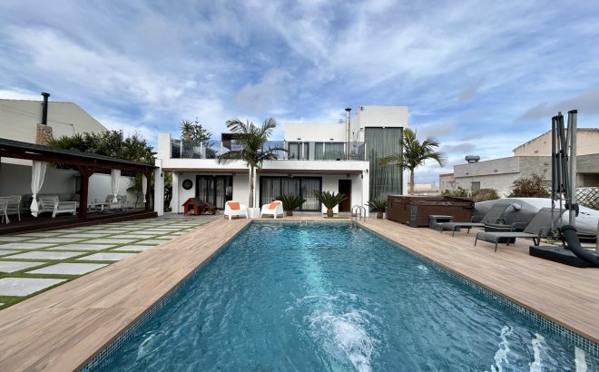 Resale - Villa -
Los Balcones - Costa Blanca