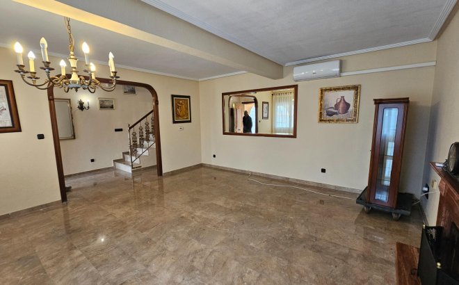 Resale - Villa -
Torrevieja - El Chaparral
