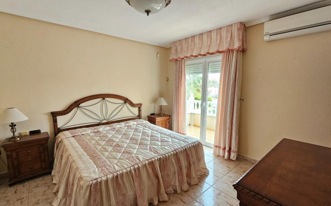 Resale - Villa -
Torrevieja - El Chaparral