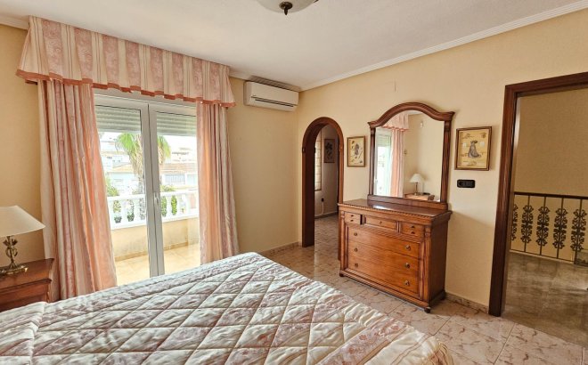 Resale - Villa -
Torrevieja - El Chaparral