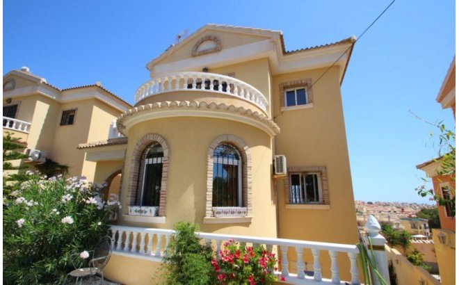 Resale - Villa -
Villamartin - Costa Blanca