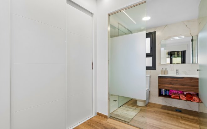 Resale - Apartment -
Villamartin - Costa Blanca