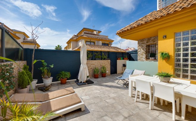 Resale - Villa -
Los Montesinos - La Herrada